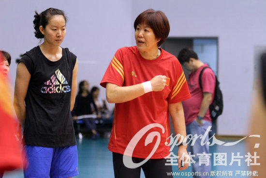 <em>中国女排</em>举行公开训练课 主教练<em>朗平</em>悉心指导