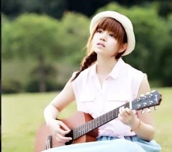 陈妍希梳麻花辫弹吉他 被赞女神