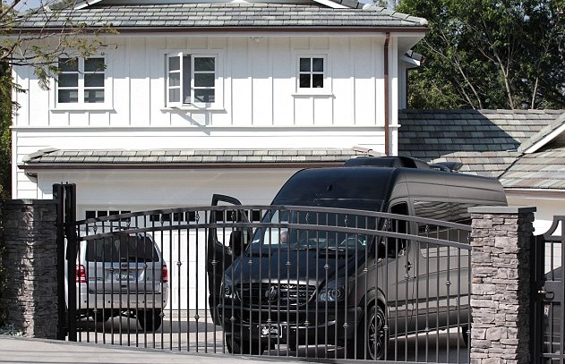 比伯到访前女友赛琳娜家中 相处数小时后离开