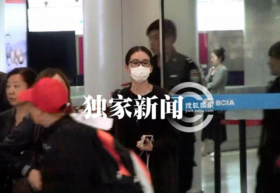刘诗诗戴口罩回京 拍新剧再恋霍建华(图)