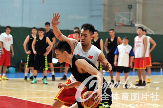 中国男篮昆明海埂集训 队员出现高原反应