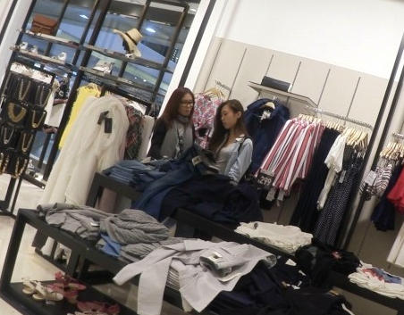 艳星李丽珍16岁女儿近照曝光 美貌难继承