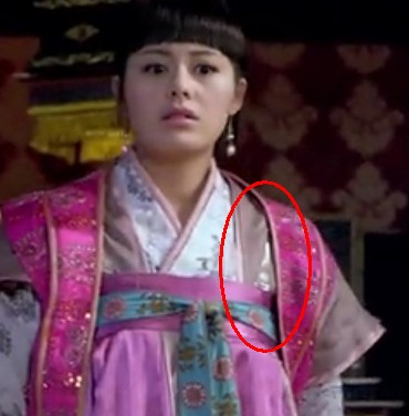 爆笑穿帮:《倚天》小昭秀手表 《封神榜》惊现