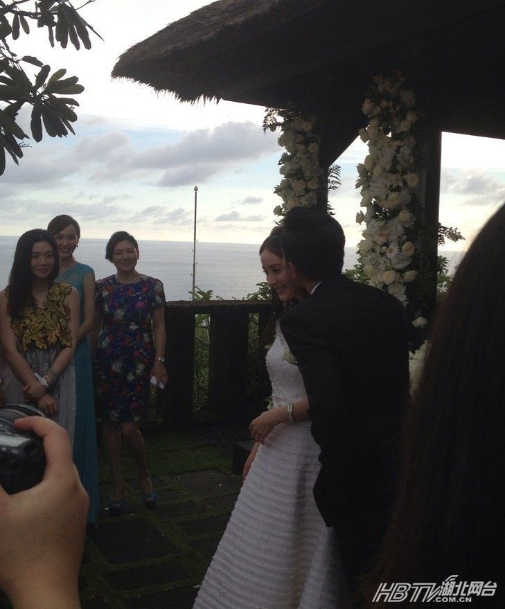 高清组图:杨幂刘恺威大婚现场直击 甜蜜亲吻 交