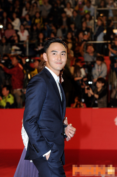 《军中乐园》亮相釜山 阮经天帅气陈意涵俏(组