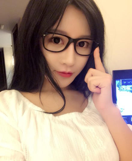 北师大校花樊玲私照曝光 疑借范冰冰上位(图)