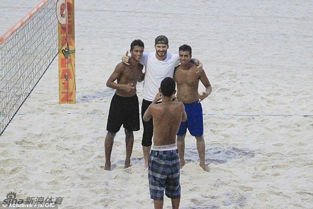 贝克汉姆巴西玩沙滩足球 合影小萝莉爱心十足