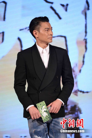 刘德华拍戏脸被打肿 河边吃饭用嘴赶苍蝇