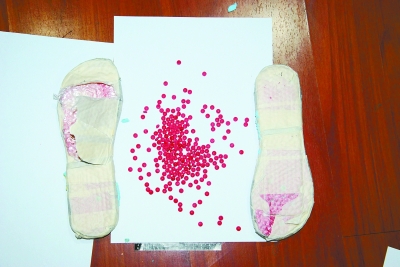 女子 人字拖 藏4000粒毒品 走路姿势奇怪露馅