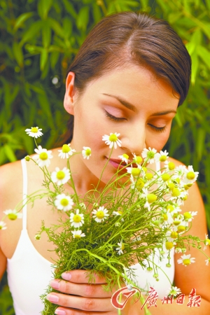 专家为防过敏支招 为防尘埃户外作业最好戴口罩