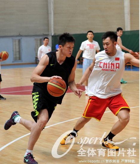 中国男篮昆明海埂集训 队员出现高原反应