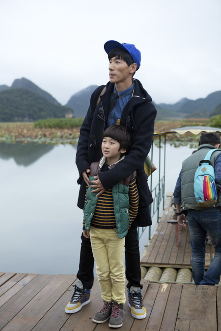 《爸爸去哪儿》挖藕难倒众老爸 张亮耍帅