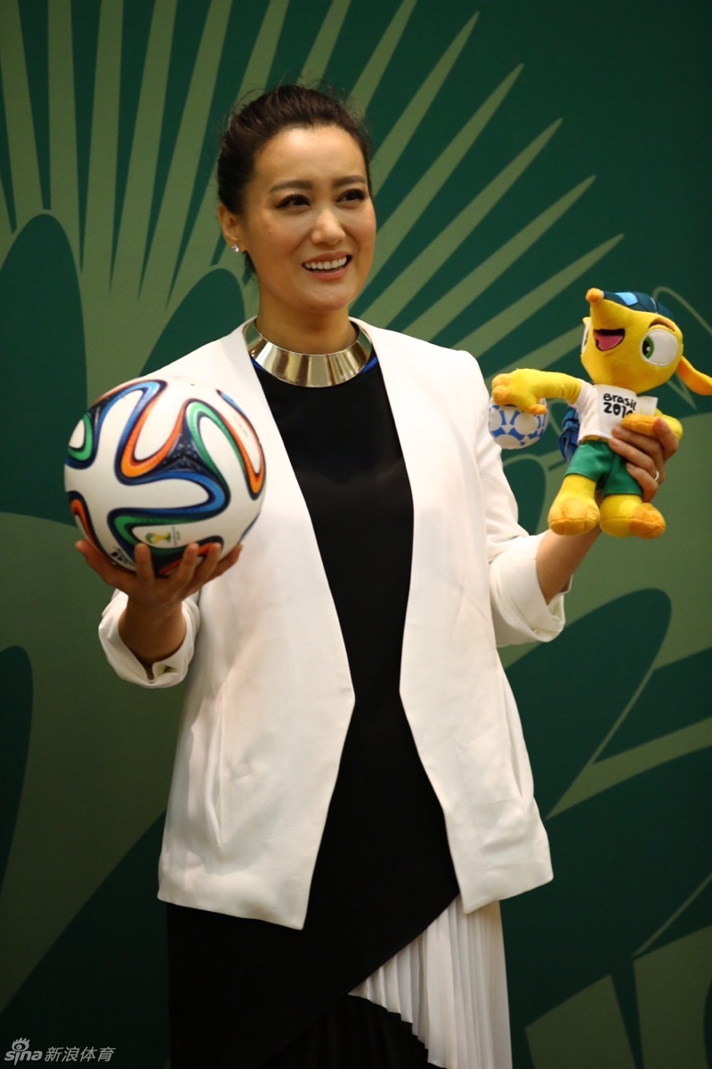 谭晶产后首次公开露面 出席巴西世界杯门票发