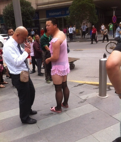 奇葩男<em>穿</em>丝袜着透视装现身闹市 引众人围观