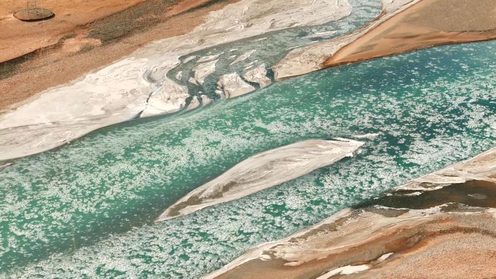 青海曲麻莱：“流动冰景”解锁高原冬日限定浪漫