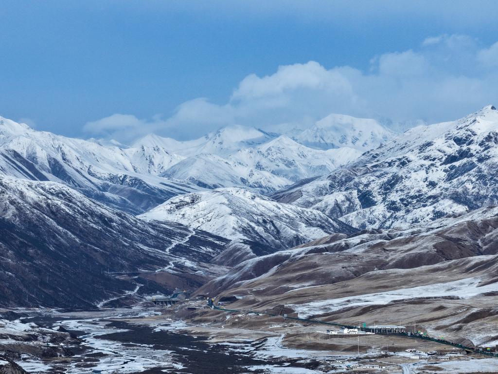 青海果洛：春雪映群山