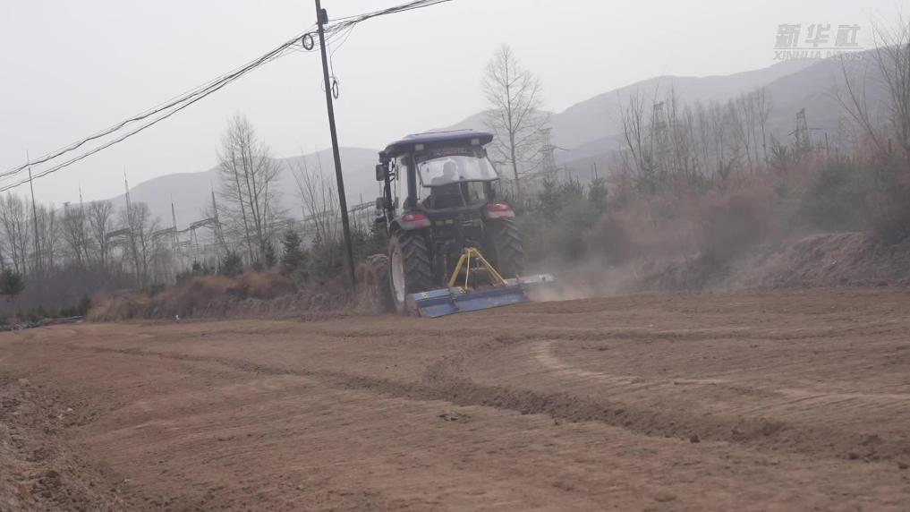 青海乐都：农机上山助春耕