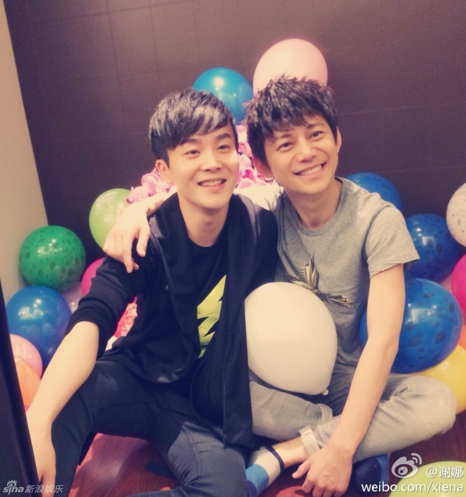 娜为何炅准备40岁生日派对 张杰沈凌吹气球装