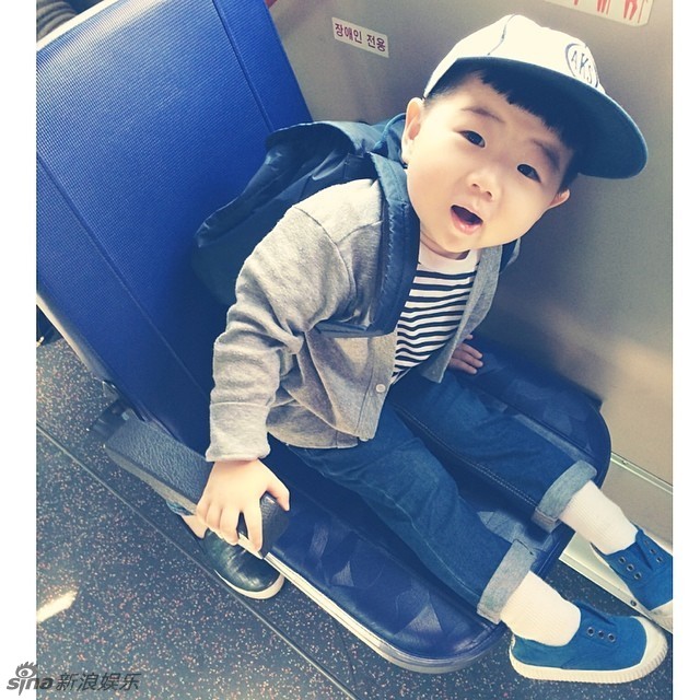 韩国丑萌小正太再曝萌图 小眼咪咪喜感足