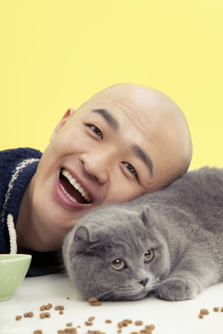 包贝尔携萌猫出镜 上演人猫争宠记(组图)