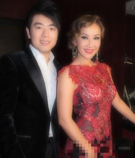 豪放女希尔顿真空透视 年度透视裙大盘点