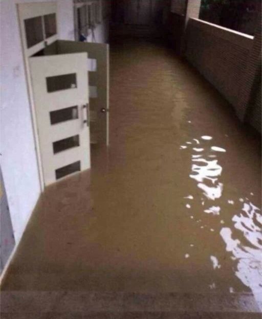 珠海暴雨后大学生在浸水教室中考试