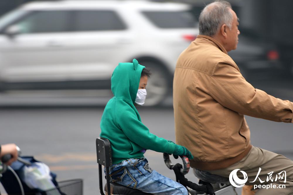 北京持续雾霾天气 市民戴口罩抵御_雕塑网 人民网北京10月10日电(记者翁奇羽)10月10日,受雾霾持续影响,北京市区能见度低,市民纷纷戴口罩抵御雾霾。当日,由于受静稳天气及较好的湿度条件影响,北京、天津、华北、黄淮等地的部分地区持续雾霾天气,中央气象台06时继续发布霾橙色预警及大雾黄色预警。
