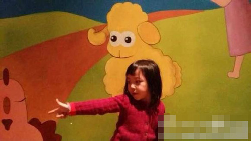 赵薇女儿疯玩欢乐球 长发披肩小美女一枚