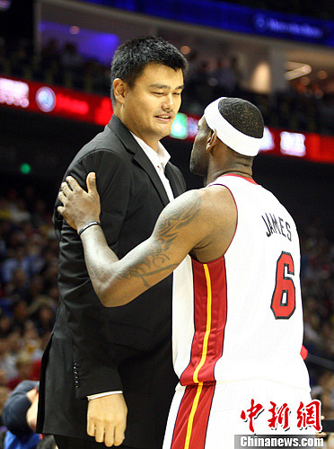 NBA中国赛上海站姚明 抢镜 詹姆斯叹其影响力