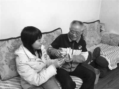 女孩撞老人辞职陪护 老人帮肇事女孩找工作 图