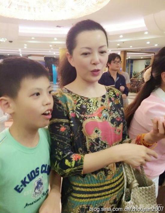 汪涵前女友仇晓10岁儿子曝光 45岁仇晓依然美丽