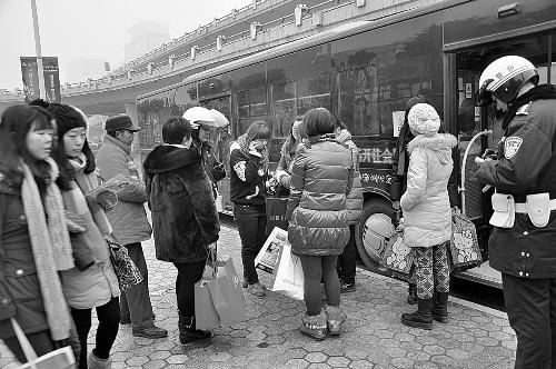 <em>女孩</em>乘公交钱包被偷 众乘客请警察<em>搜身</em>遭拒 图