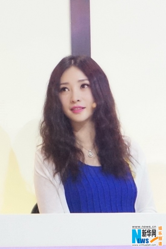 柳岩斜屋失重表演笑点多 运动丽人摔跤也女神