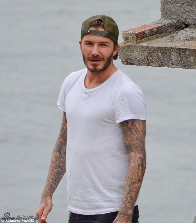 贝克汉姆巴西玩沙滩足球 合影小萝莉爱心十足