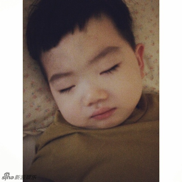 韩国丑萌小正太再曝萌图 小眼咪咪喜感足