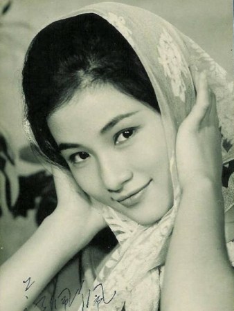 郑佩佩叹年轻美貌照恍如隔世 网友赞秒杀范冰