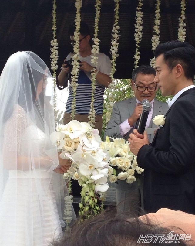 高清组图:杨幂刘恺威大婚现场直击 甜蜜亲吻 交