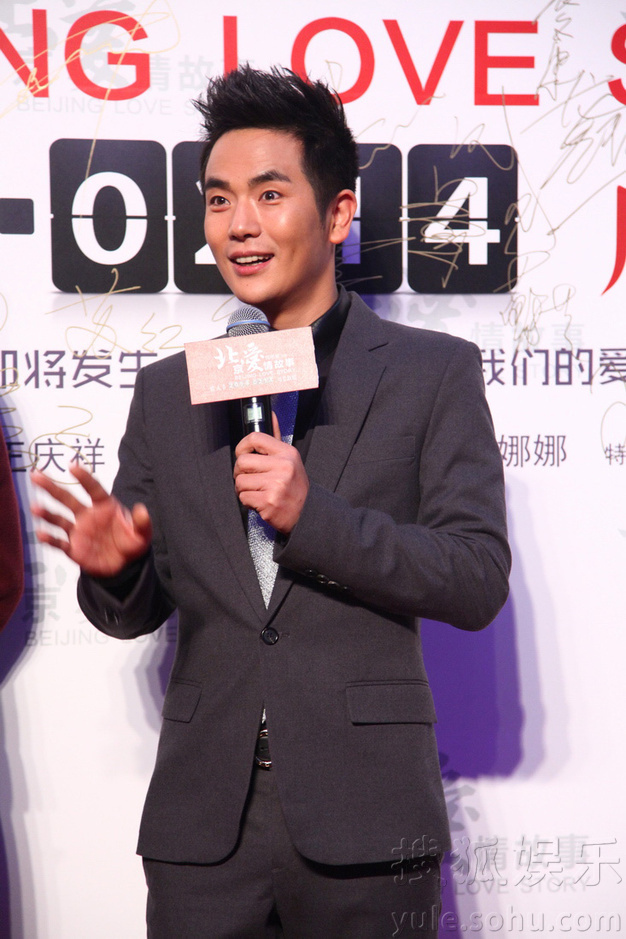 《北爱》首映红毯 刘嘉玲小短裙佟丽娅红裙争