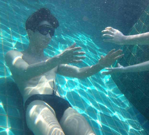 张亮仅穿泳裤戏水老婆未出镜 女网友把持不住