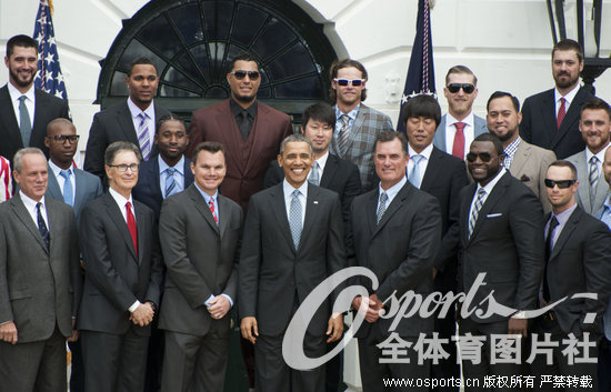 组图:奥巴马白宫接见MLB总冠军 获赠专属球衣