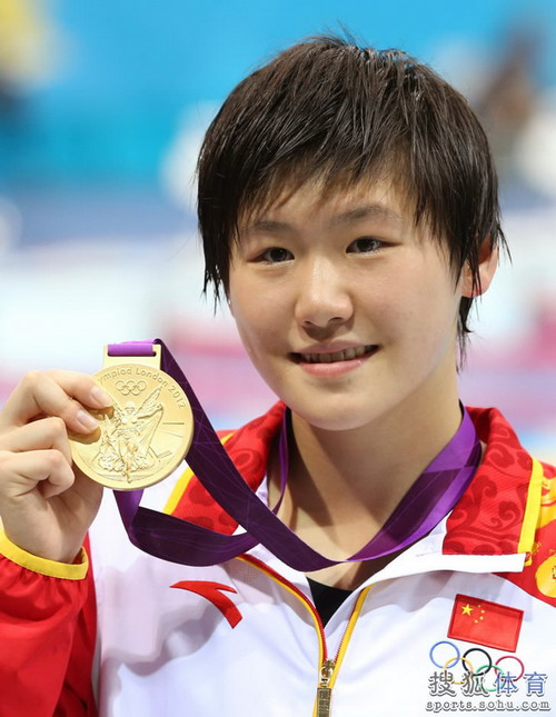 叶诗文好不容易去趟电影院 看不了电影玩电玩