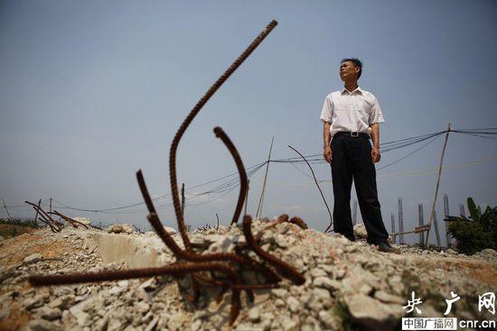 广东村干部受贿后拎12万赃款自首 5个月未果