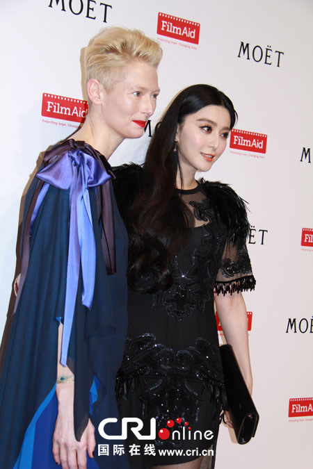 范冰冰穿黑色礼服亮相慈善晚宴 与好莱坞影星