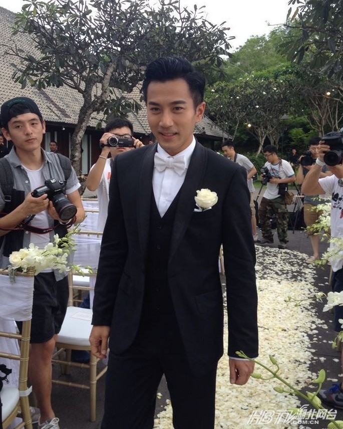 高清组图:杨幂刘恺威大婚现场直击 甜蜜亲吻 交