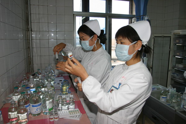 护士们正在配药