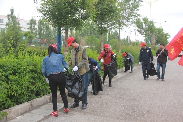 都兰县党员志愿者服务队开展徒步环保行活动