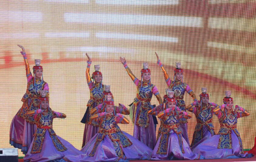 向文化旅游节的胜利开幕表示热烈的祝贺！向莅临活动的领导、来宾表示