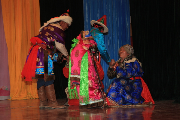 都兰县举办感恩母亲·巾帼唱响民族团结进步