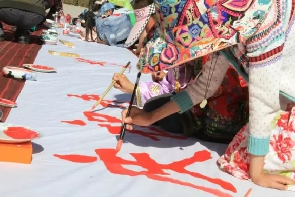 都兰县开展 《童心心向党 喜迎十九大》百米长