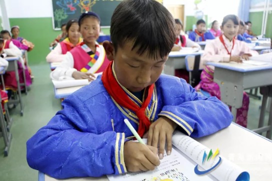 民族团结之花香溢都兰民族中学